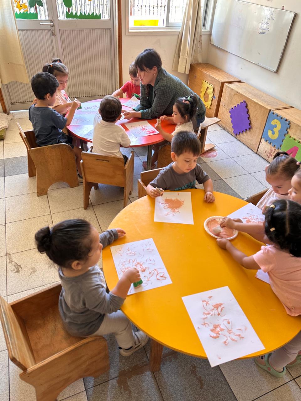 Niños jugando en el patio